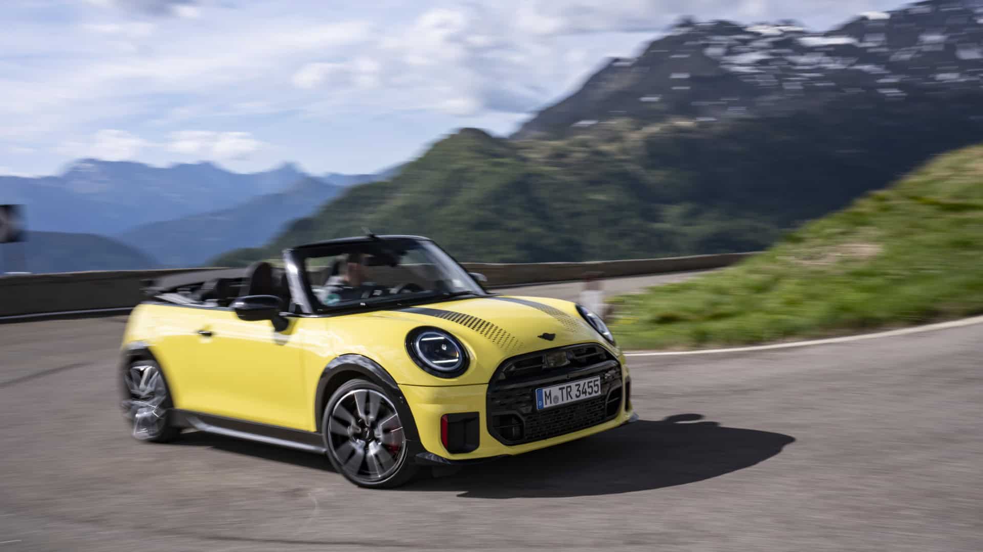 MINI JOHN COOPER WORKS CONVERTIBLE SUNNY SIDE YELLOW TURNING