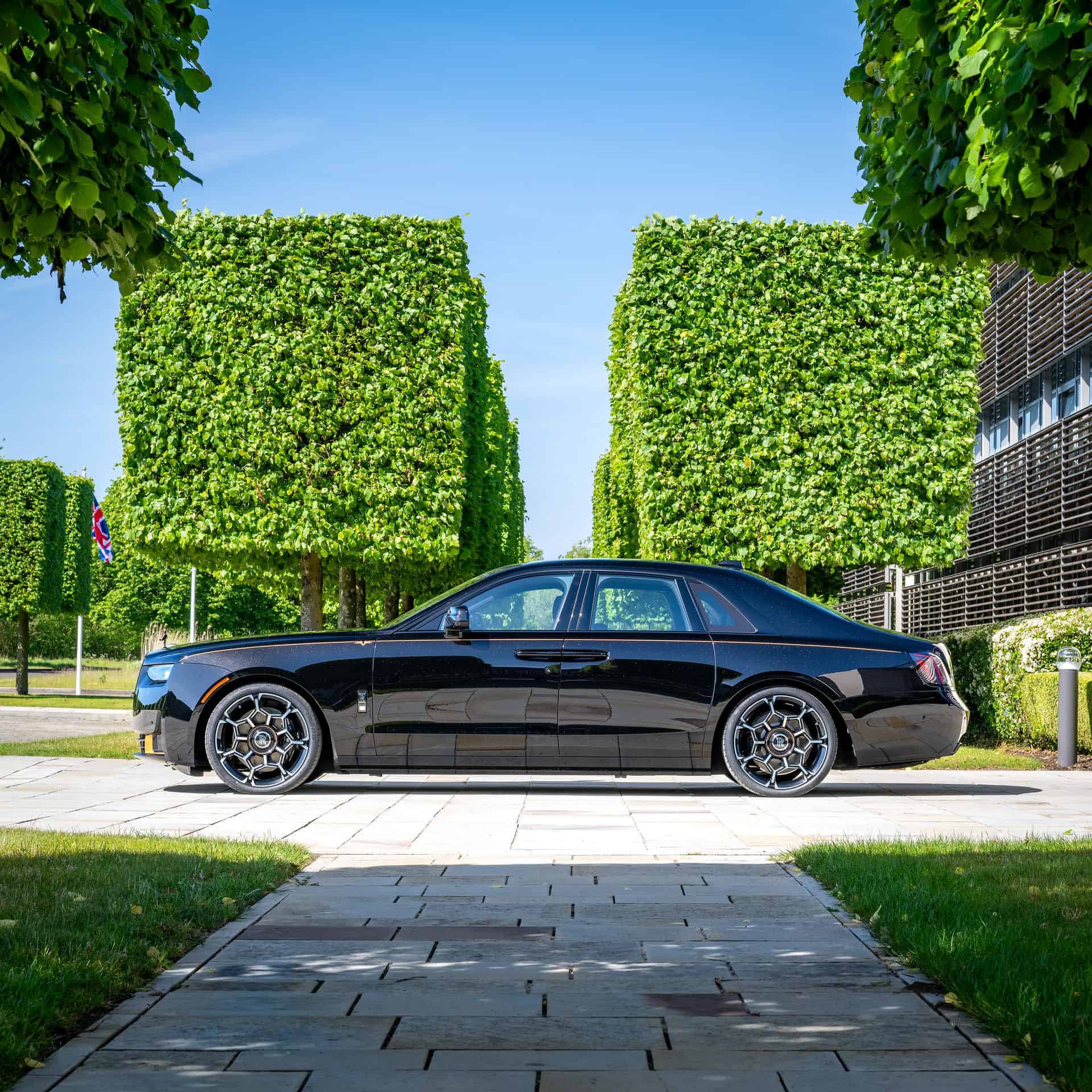 ROLLS ROYCE GHOST BLACK AND GOLD 01