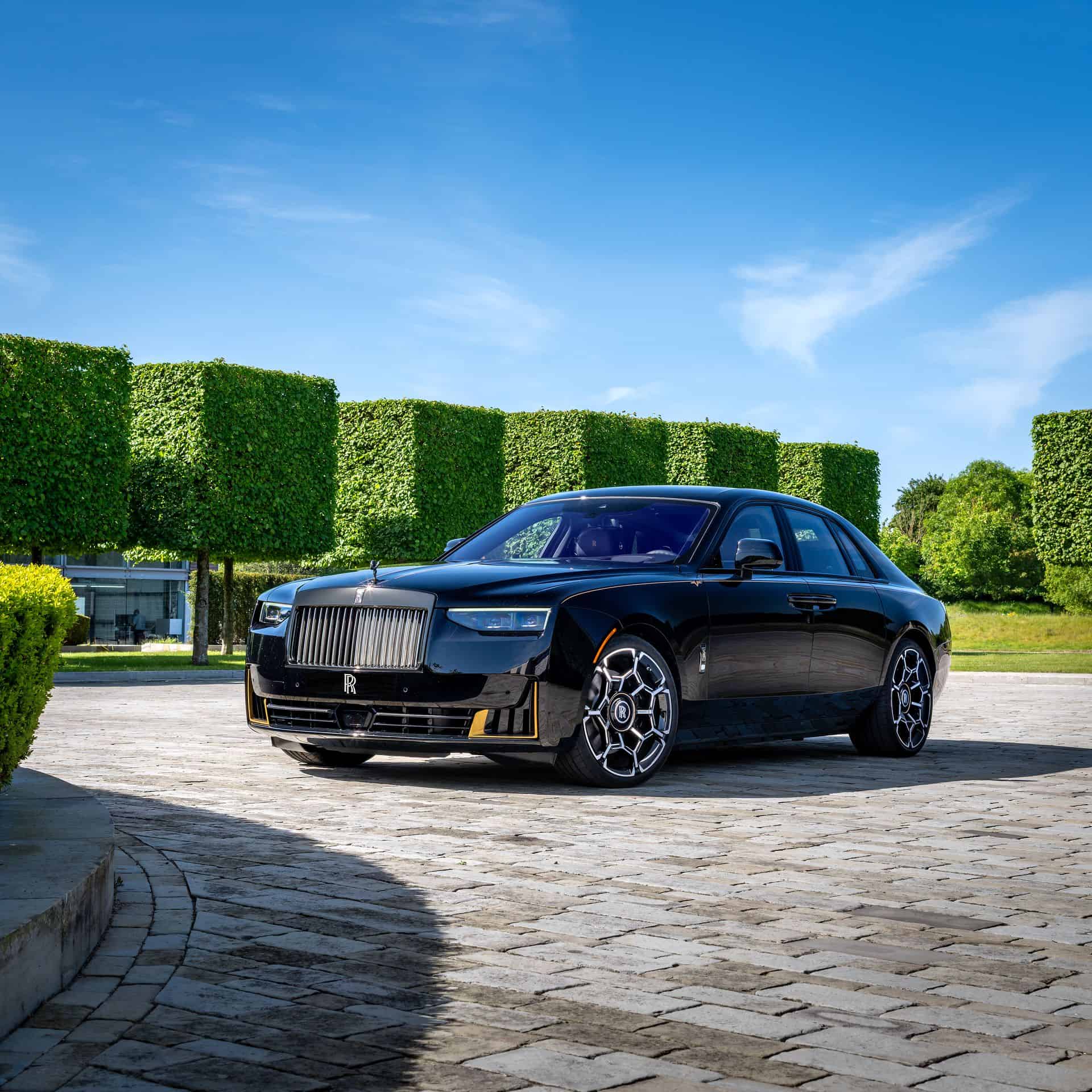 ROLLS ROYCE GHOST BLACK AND GOLD 02