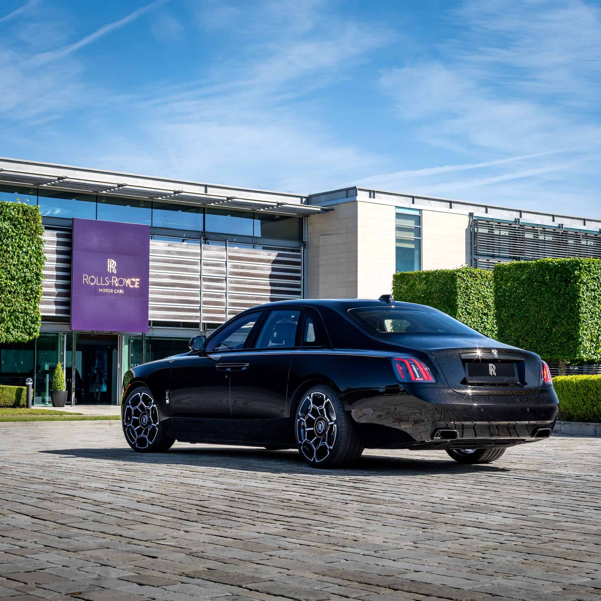 ROLLS ROYCE GHOST BLACK AND GOLD 03