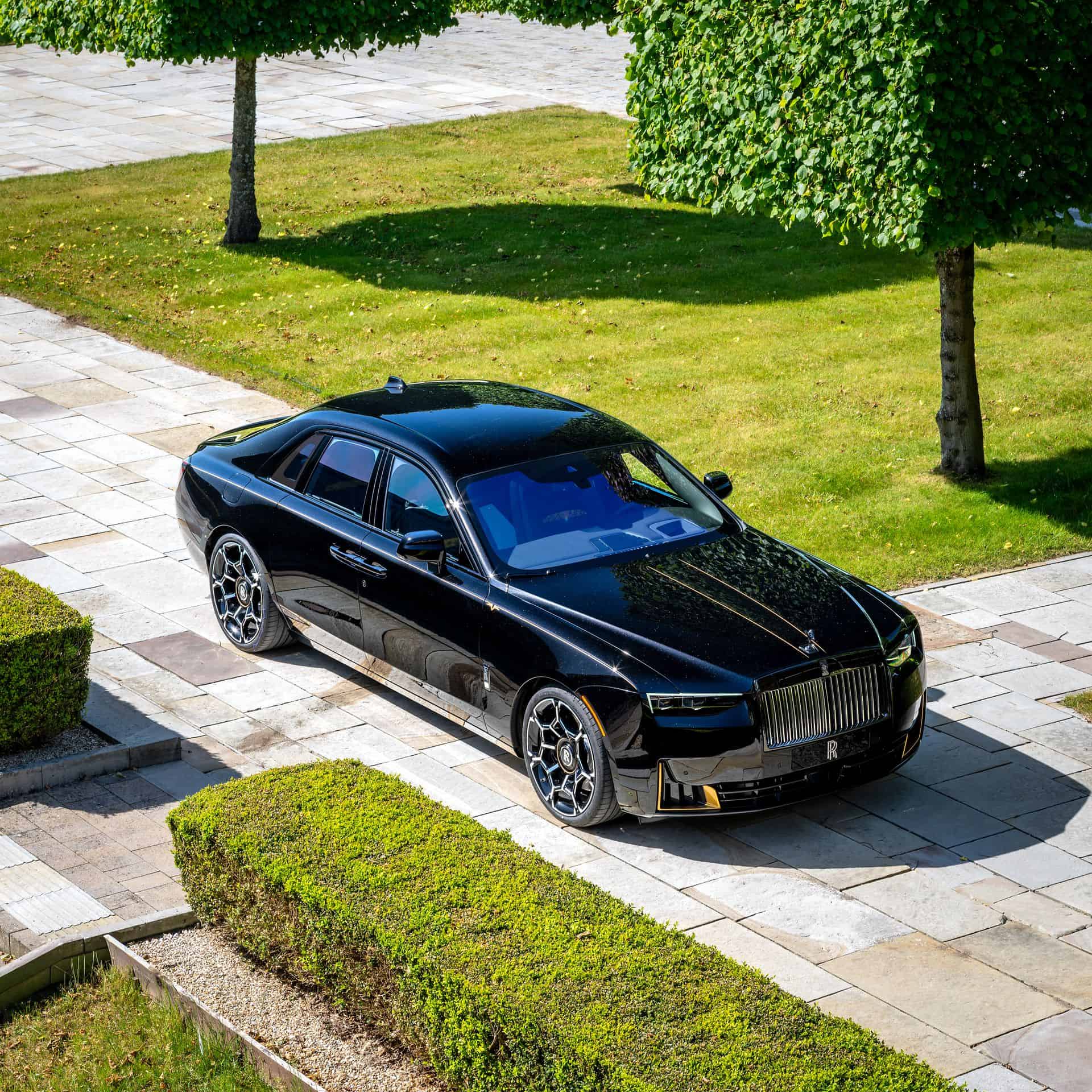 ROLLS ROYCE GHOST BLACK AND GOLD 04
