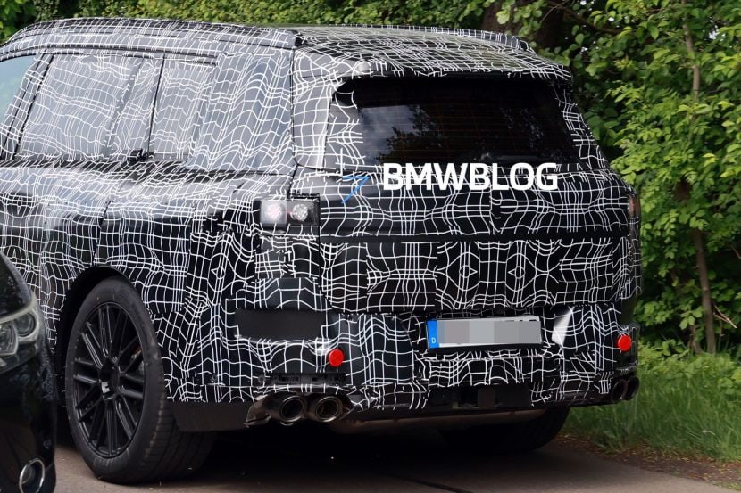 2027 BMW X7 G67 07 2027 BMW X7 G67 rear end